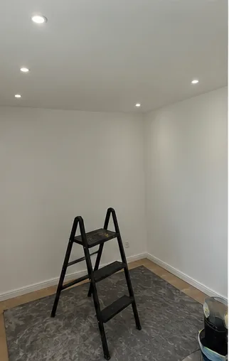 Fertig ausgeführte Decke mit Beleuchtung